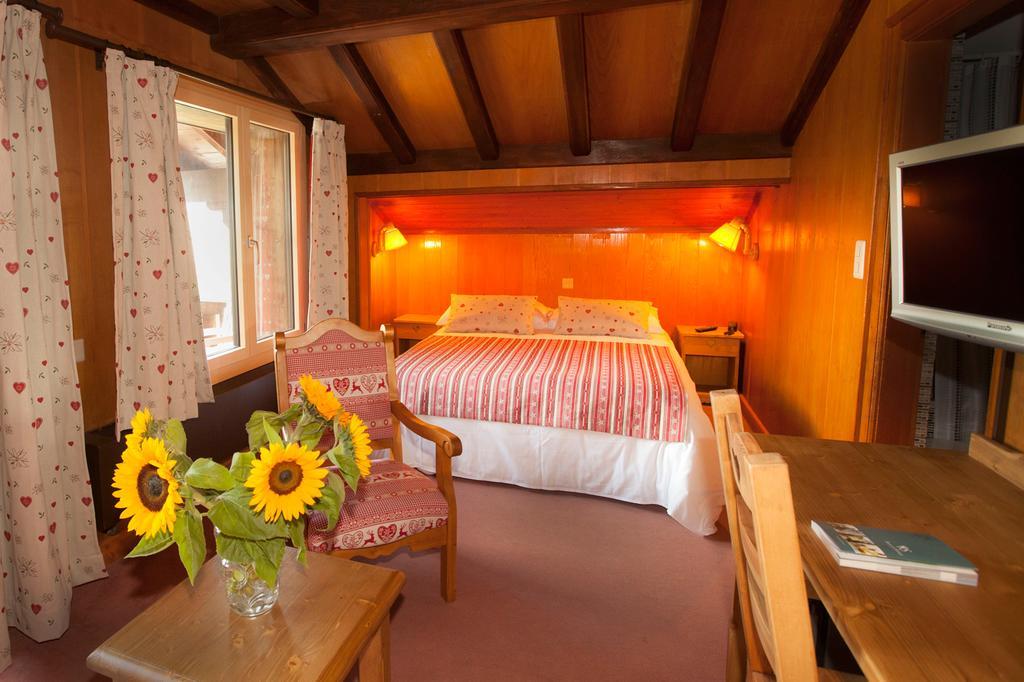 Hotel Aux Mille Etoiles Salvan Екстериор снимка