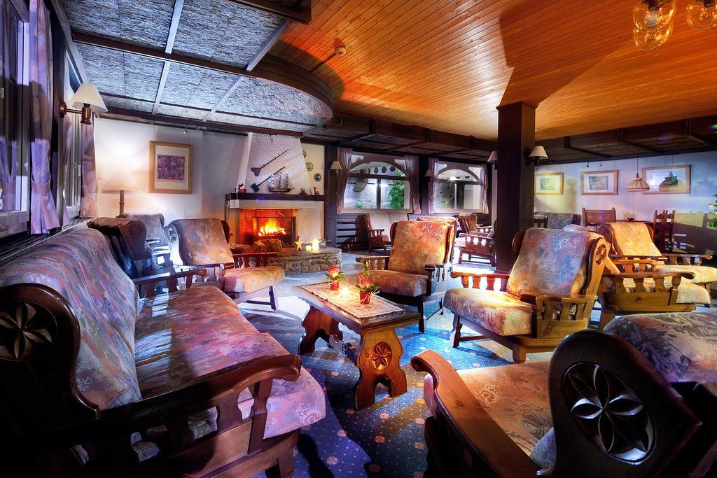 Hotel Aux Mille Etoiles Salvan Екстериор снимка