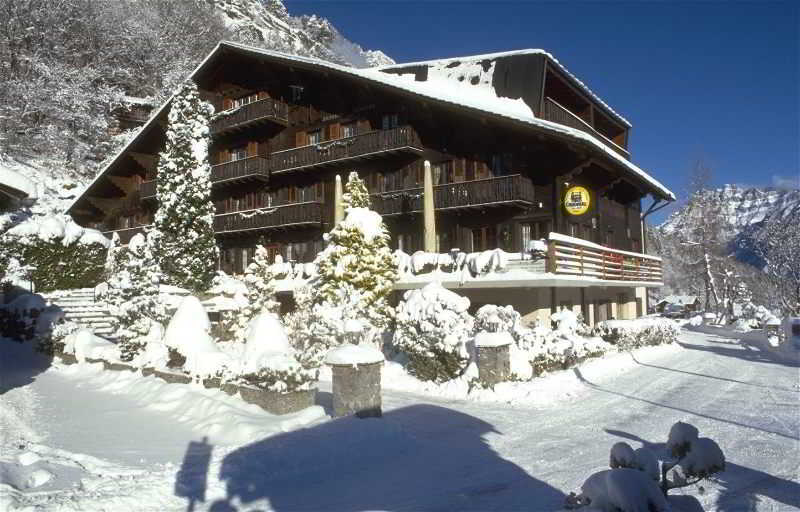 Hotel Aux Mille Etoiles Salvan Екстериор снимка